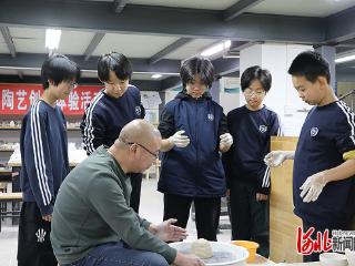 石家庄初中生走进高校陶艺工作室开展实践活动