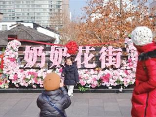 100多位老人手搓上万朵仿真花 解放路天桥装扮成了一座花桥