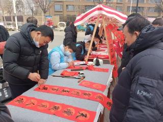 济宁市任城区李营街道任旺社区联合童画视界艺术中心开展“信用+墨香迎春，福至万家”志愿服务活动