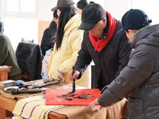 我在新时代文明实践站过大年｜写对联、看电影、送福利，青岛市即墨区潮海街道年味别样浓