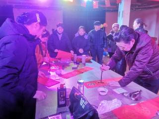 翰墨飘香邻里情 春联送福迎新春