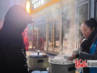 晋州市：腊八赠粥暖人心