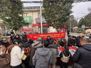新春走基层丨菏泽鲁西新区岳程街道“联韵承年味 墨香迎锦年”迎新年送春联活动走进许楼社区