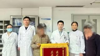 锦旗飘飘寄真情 医患同心暖寒冬