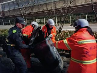 电动车深夜自燃险酿祸，警察消防协同作战保民安