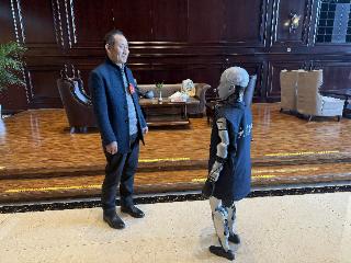 人形机器人“记者”首次采访安徽省两会