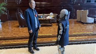 人形机器人“记者”首次采访安徽省两会