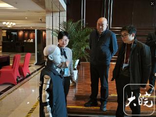 2026安徽省两会｜政协委员点赞人形机器人“记者”采访：非常神奇的体验