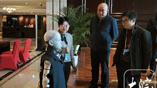 2026安徽省两会|政协委员点赞人形机器人“记者”采访:非常神奇的体验