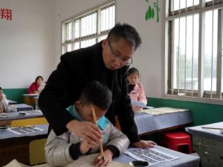 以墨传情 以文化人：马场镇云盘村书法公益课正式启动