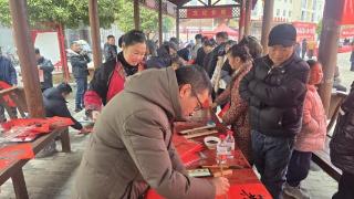 墨香飘玉秀 春联暖民心！普定搬迁群众家门口领“福”，年味幸福感拉满！