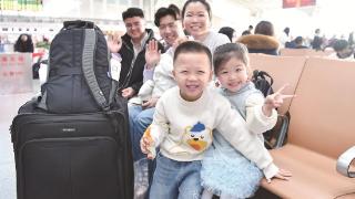 春运首日厦门火车站 到发旅客列车400余趟