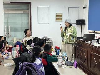 济宁市任城区阜桥街道枣店阁社区：七彩寒托承非遗 团扇挥毫润童心