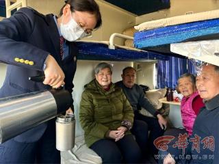 新春走基层|温暖回家路！“春运第一班”铁路列车员为银发老人们递上热水