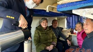 新春走基层|温暖回家路！“春运第一班”铁路列车员为银发老人们递上热水