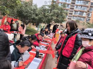 济宁市任城区李营街道众鑫社区开展“墨香迎新春 春联暖社区”活动