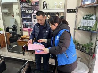 济宁市任城区阜桥街道安阜街社区开展“反诈宣传进商铺，筑牢社区安全网”志愿服务活动