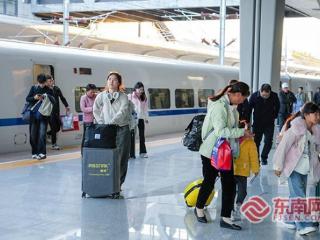 春运旅途开启 龙龙高铁暖意浓