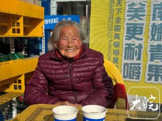 合肥106岁老人的 “顽童” 日常：乔装乘车、自学识字、带重孙种菜