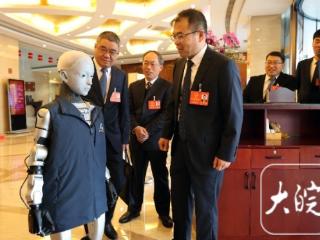 您关注什么？带来哪些建议？人形机器人记者“小皖”对话安徽省人大代表