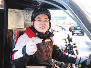 新春走基层｜快递小哥把年味送进千家万户