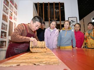 让指尖技艺变“指尖经济”