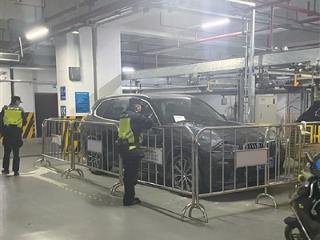 停了340天，欠费17000多元！杭州水晶城购物中心地库 一辆皖B宝马用围挡拦住