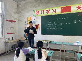 讲台与工地之间：一位乡村教师“一诺千金”的十二年丨新春走基层