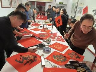 青岛莱西水集街道：福字送上门 温情满街巷