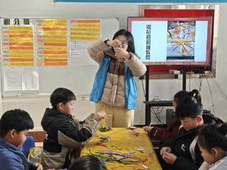 济宁市任城区长沟镇：“童迎新春，喜乐满站”新年主题活动之新年扭扭棒DIY