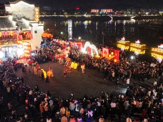 屯溪三江口千灯纳福迎春街会人潮涌动