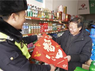 青岛西海岸新区大场镇综合执法中队开展新春送福普法暨户外广告招牌安全隐患排查行动