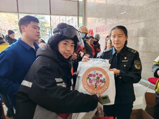 北京天桥街道市场监管所开展网约配送群体新春送温暖活动