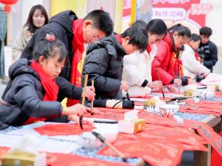 书香换春韵 情暖迎新岁