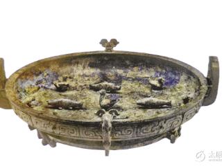 两件铜盘 各有千秋