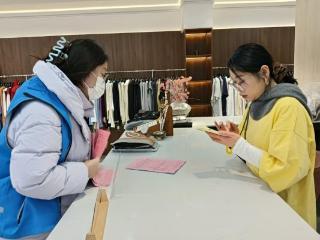 济宁市任城区阜桥街道解放路社区：网格敲门送安全 商铺齐守“禁燃令”