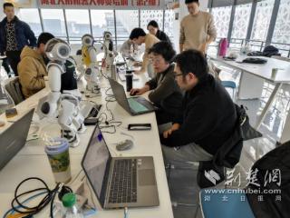 人形机器人教师“寒假练兵” 湖北建院教师下企业、取真经、练新功