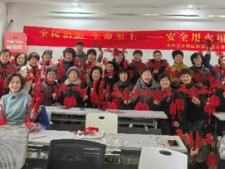 星辰北社区：巧手制灯迎马年，邻里同心贺新春