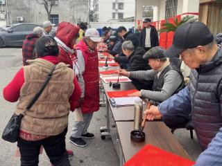 市镇社区：墨香迎春送祝福，情暖社区迎新年