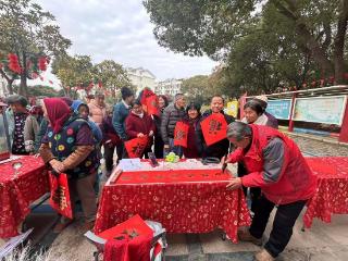翰墨暖冬邻里乐 荷韵社区年味浓