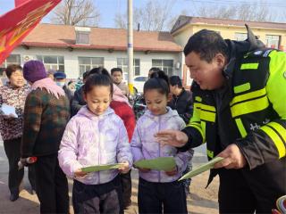 阳信县流坡坞镇：“交通安全”赶大集 平安福乐送到家