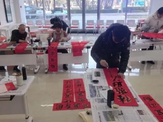 执笔写春意·送福暖企心——上实片区楼宇党委开展专属春联定制送福走访活动