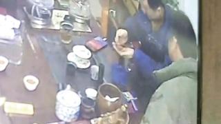 老公报警说家中3万元金器被盗 警方调查发现他支付宝里多了2.5万元……