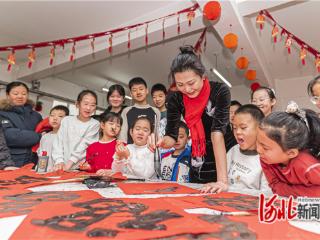 张家口经开区东泽路社区：翰墨送福 喜迎新春