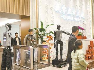 闽企自主研发的人形机器人在厦完成测试