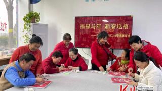 石家庄市新华区秀河家园社区：巧手贴珍珠 纳福迎马年