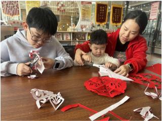 多彩课堂伴成长 实践育人暖童心