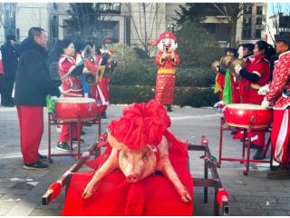 品美食 做游戏 送祝福 邻里欢聚迎小年