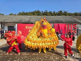 2026新春走基层｜宁国：返乡大学生变身“红马甲” 护航乡村嘉年华