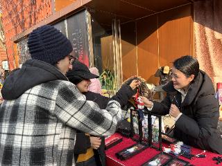 伊朗小伙逛河南非遗市集：被枣花馍和泥咕咕“拿捏”了！丨新春走基层